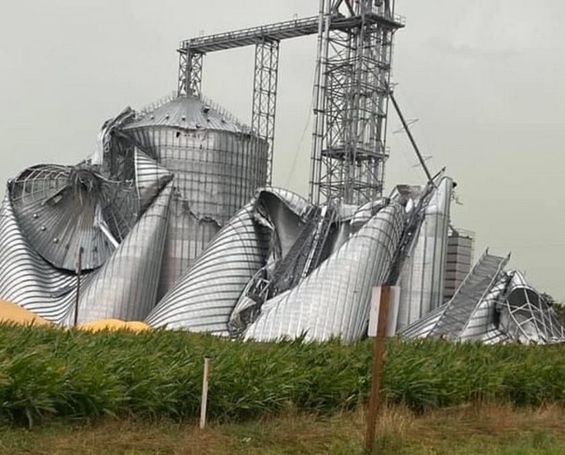 В США ураган разрушил зернохранилища