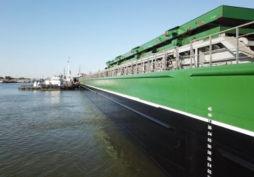 Самая большая зерновая баржа в Украине спущена на воду